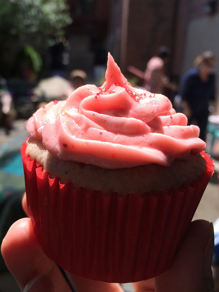 pool party cupcakes