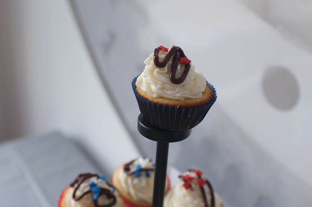 Vanilla Mini Cupcake with Chocolate Sauce