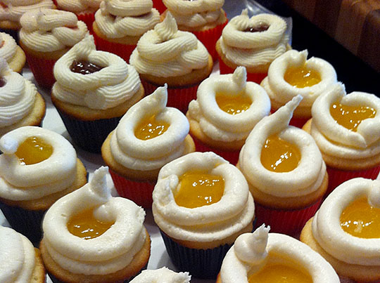 Cupcakes with Lemon Curd and Vanilla Frosting