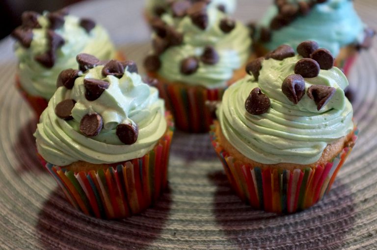 Irish Cream Cupcakes with Chocolate Chips Cupcakes by Amélie