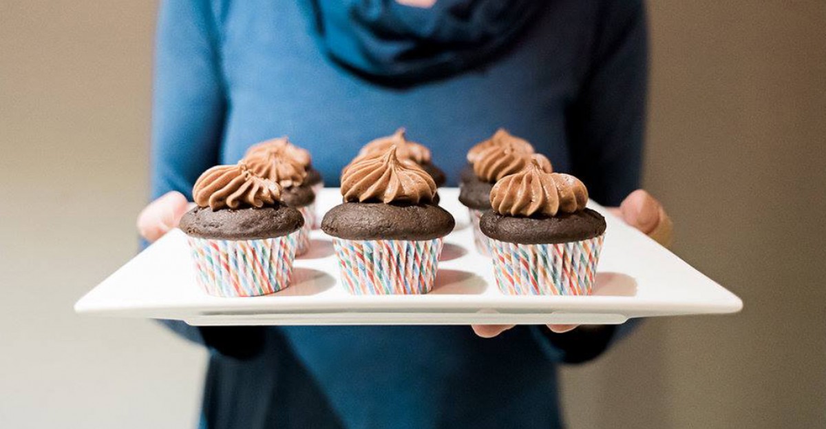 Amelie hold tray of Chocolate Cupcakes.